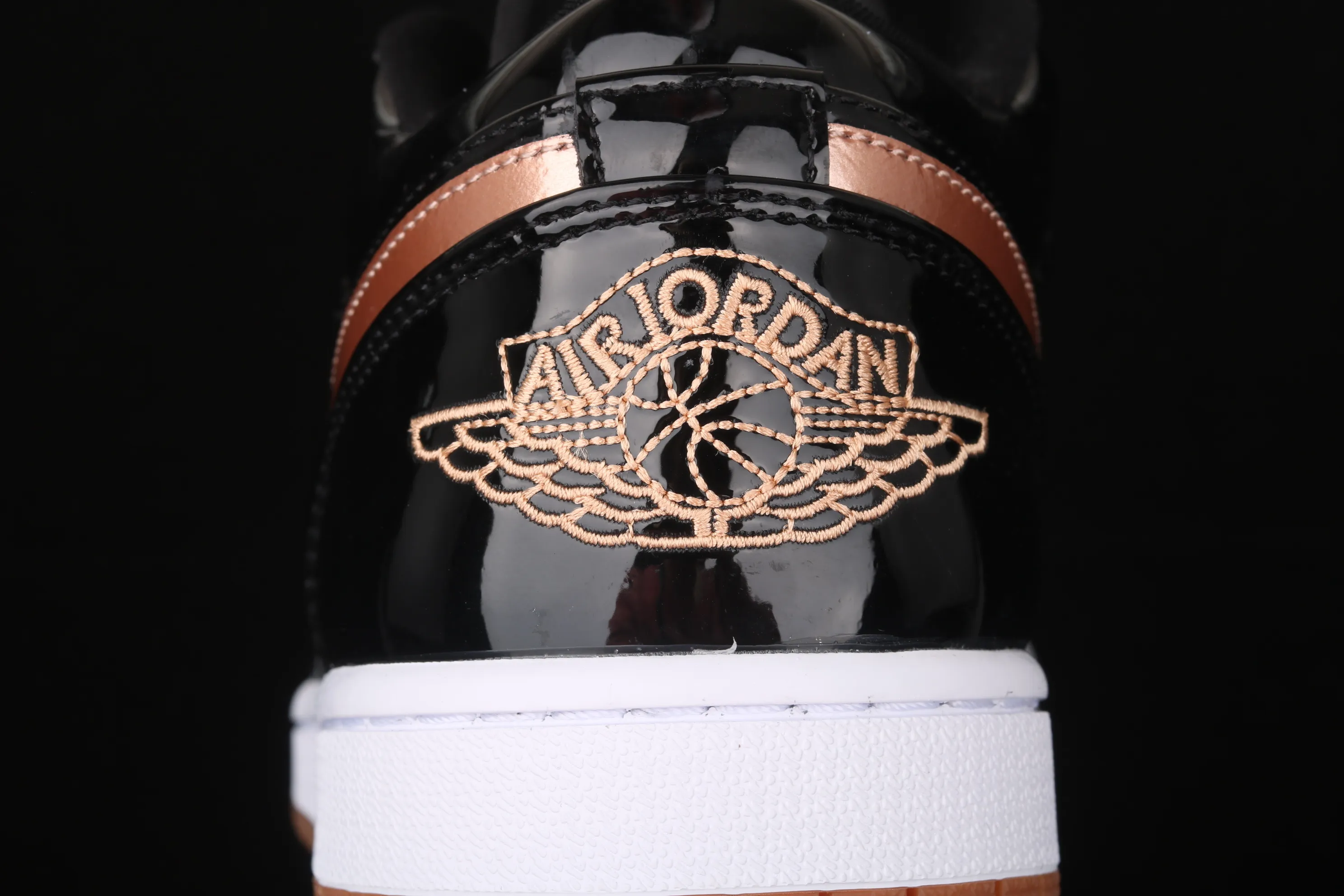 All categories Air Jordan Jordan series basketball shoes Air Jordan 1 Low New version Air Jordan 1 Low AJ1 Joe 1 low-top patent leather black gold cultural and leisure sports sneakers 554723-032